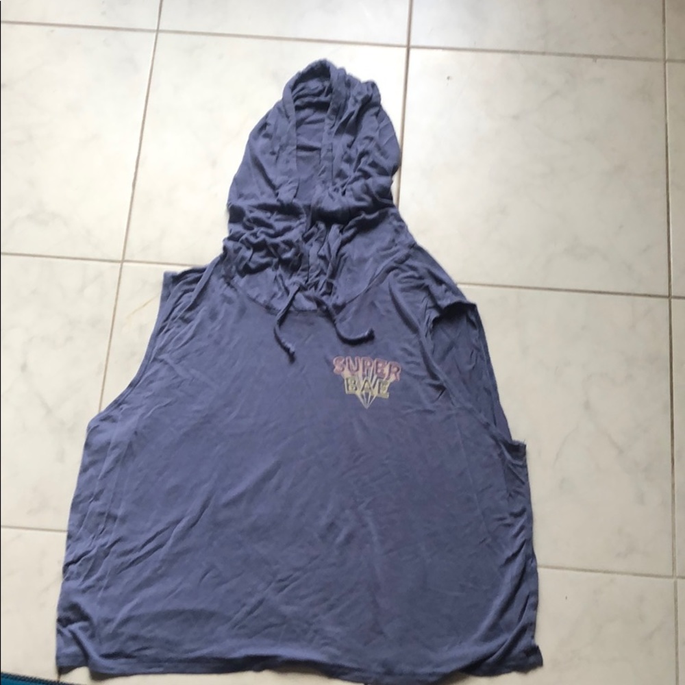 Sleeveless hooded shirt